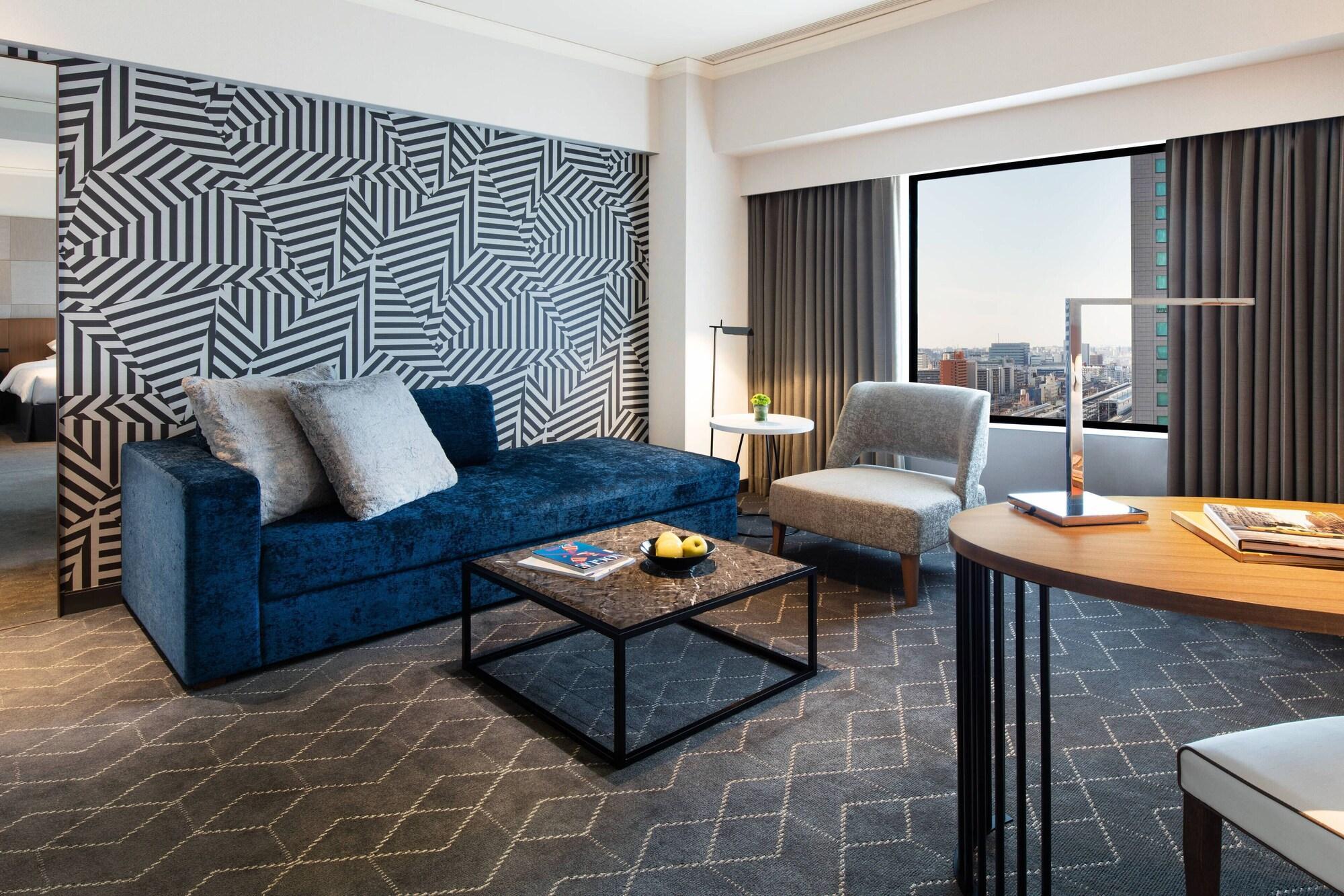 Courtyard By Marriott Shin-Osaka Station Ξενοδοχείο Εξωτερικό φωτογραφία A suite at the hotel