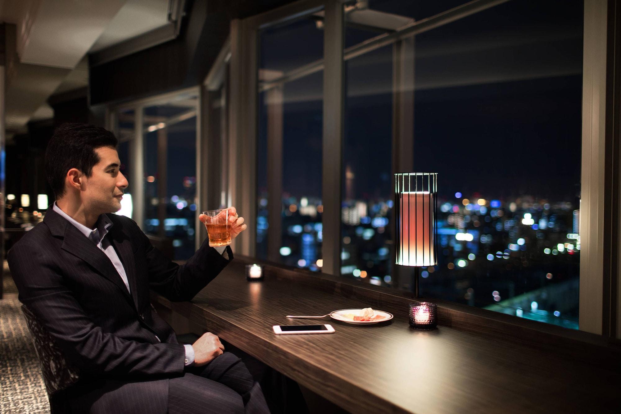 Courtyard By Marriott Shin-Osaka Station Ξενοδοχείο Εξωτερικό φωτογραφία A man drinking at a bar