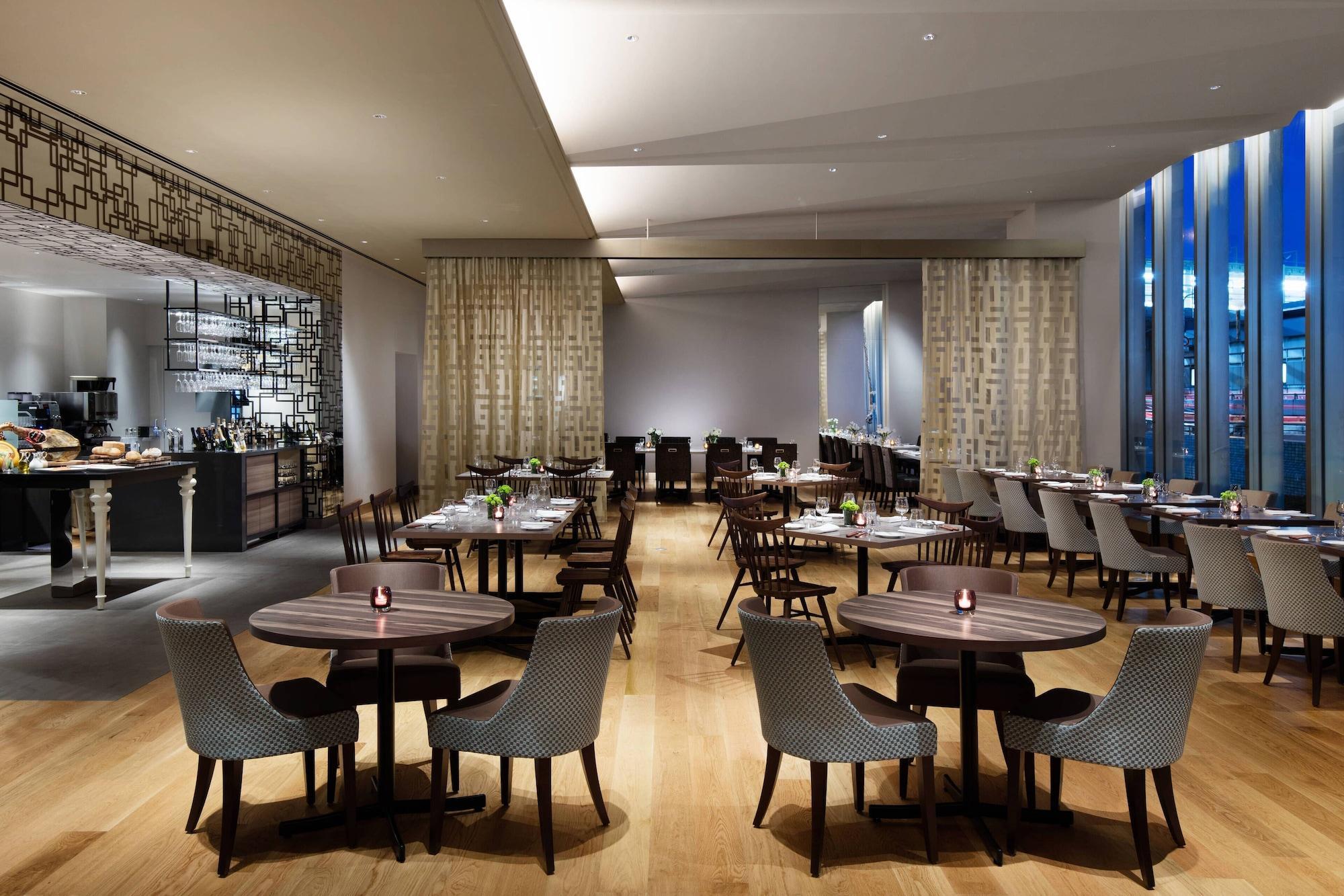 Courtyard By Marriott Shin-Osaka Station Ξενοδοχείο Εξωτερικό φωτογραφία The interior of the restaurant