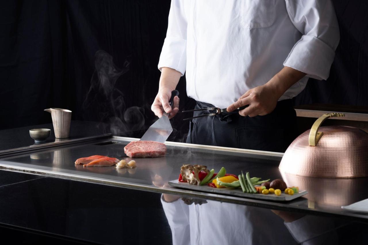 Courtyard By Marriott Shin-Osaka Station Ξενοδοχείο Εξωτερικό φωτογραφία A chef cooking on a flattop grill